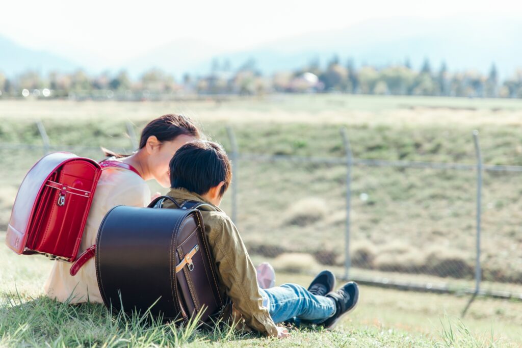 芝生で話し合う男の子と女の子